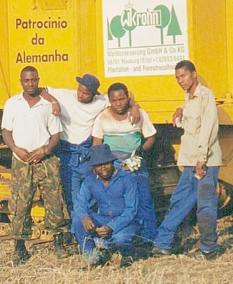 Mannschaft in Mosambik vor einer KMMCS Maschine